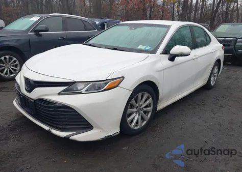 2018 Toyota Camry Le z USA, uszkodzony, nr VIN 4T1B11HK7JU093185